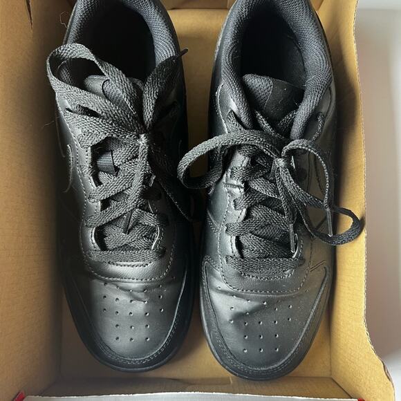 Nike Kids Court Borough Low Top Sneaker in Black size 5.5Y - Picture 4 of 5